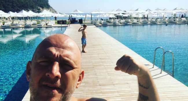 «Приезжай и поддержи!»: украинский ведущий раскритиковал Потапа, «отсиживающегося» во время войны за границей