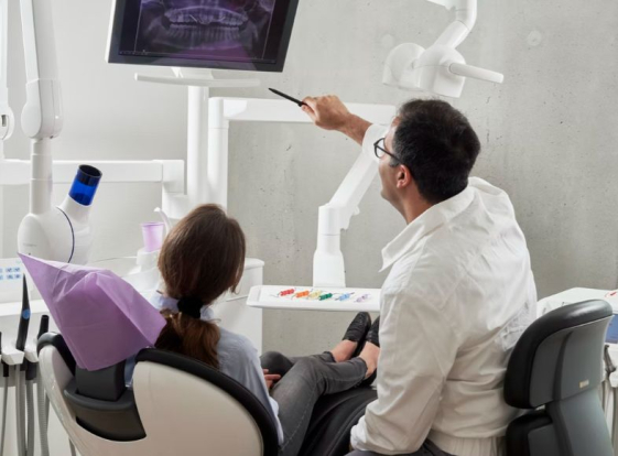 Врач Опарин объяснил, как стресс влияет на состояние зубов и челюстей