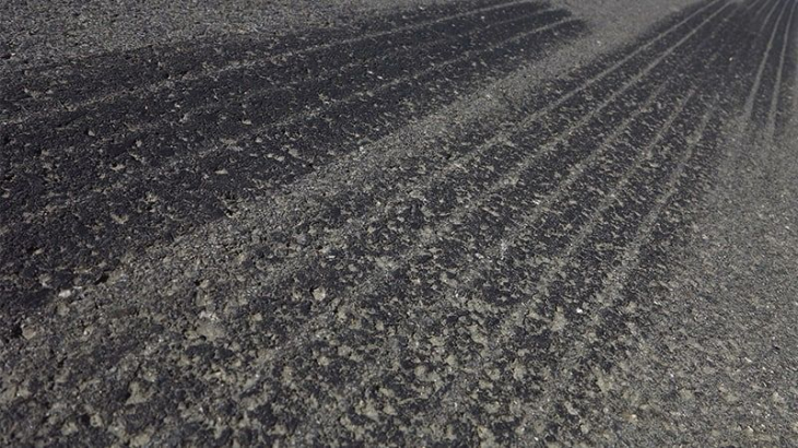 Легкосплавные диски и низкопрофильная резина улучшают управляемость автомобиля