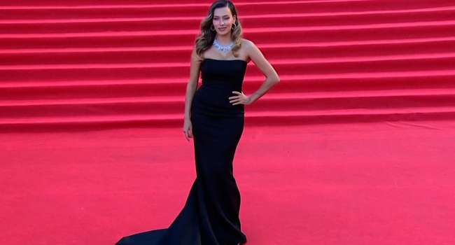 В Сети прозвали гнидой: молчащая о войне ведущая Регина Тодоренко покрасовалась на красной дорожке в Москве