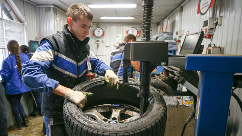 Автоэксперт посоветовал водителям начать менять резину