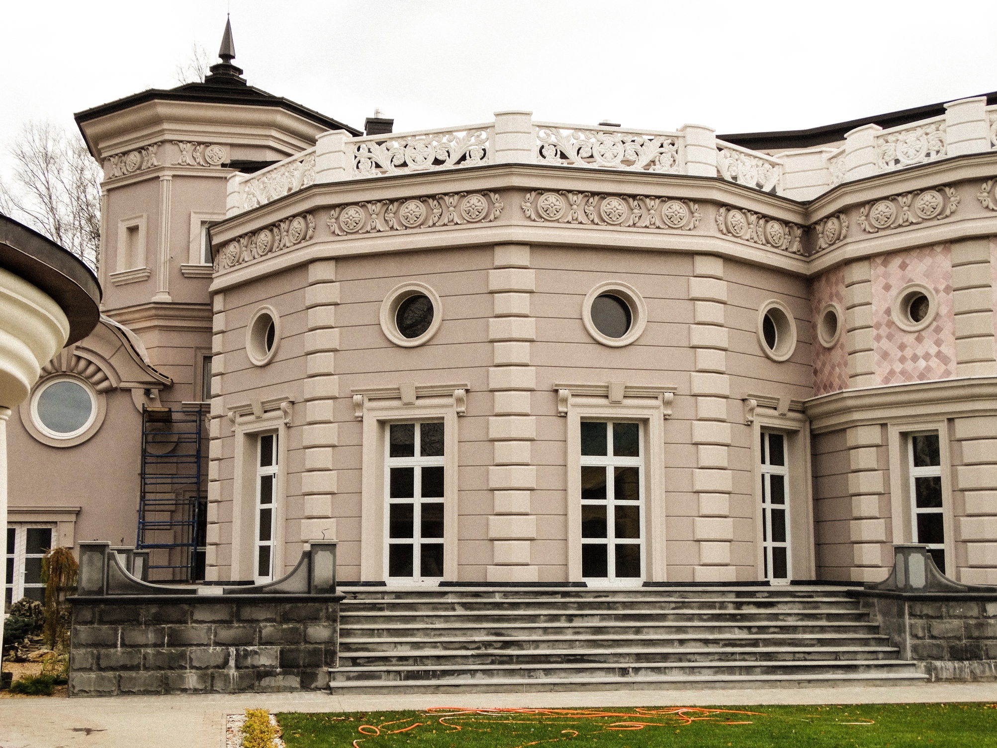 Гипсовый декор: изысканная деталь для убранства домов и сооружений