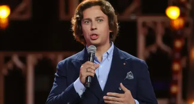 «Не выбрасывайте. Пусть платок всегда будет с вами»: Максим Галкин носит с собой талисман из Украины