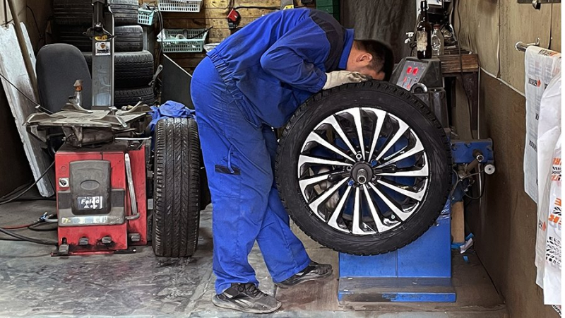 Автоэксперт Ракитин перечислил схемы обмана клиентов при шиномонтаже