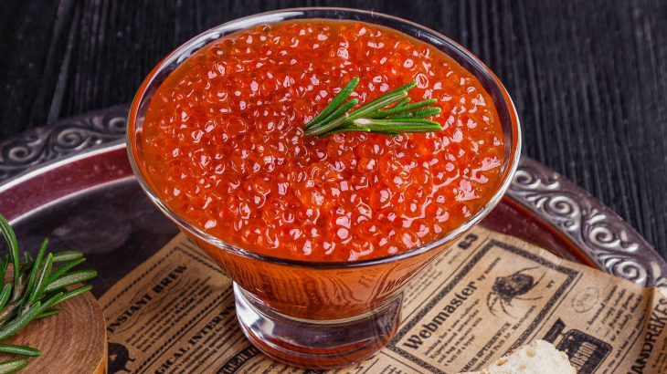 Диетолог Соломатина назвала категории россиян, которым стоит отказаться от икры на Новый год