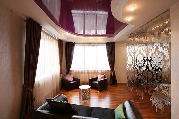 Серые натяжные потолки – особенности и варианты применения