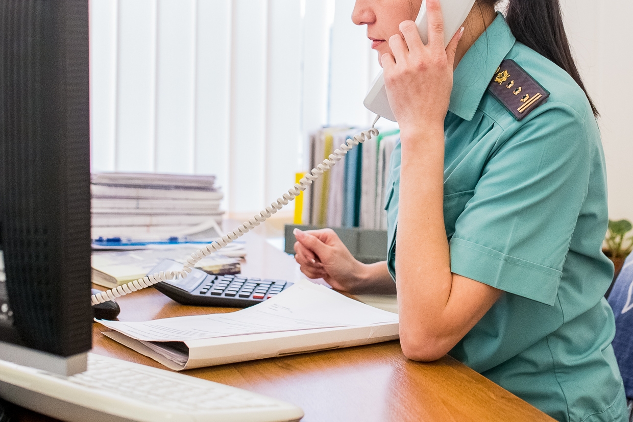 Удержания из зарплаты: сколько прис.тавы могут снять с банковской карты?