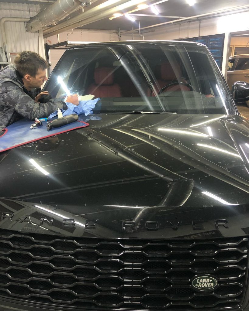 Трещина на лобовом стекле: как выполнить ее ремонт?