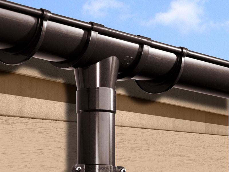 Водостоки для крыши: тонкости выбора и монтажа