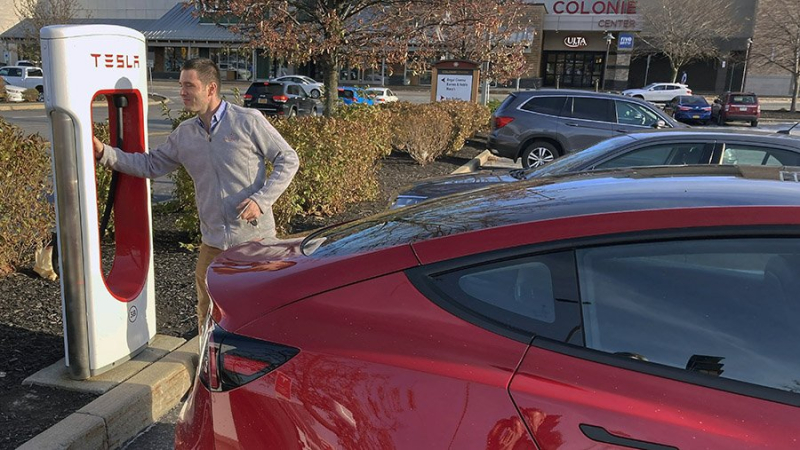 Планы властей Швейцарии ограничить поездки на электромобилях раскритиковали