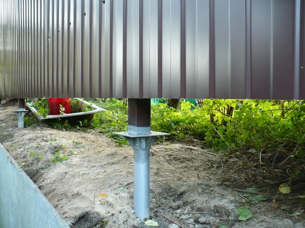 Строительство забора на винтовых сваях