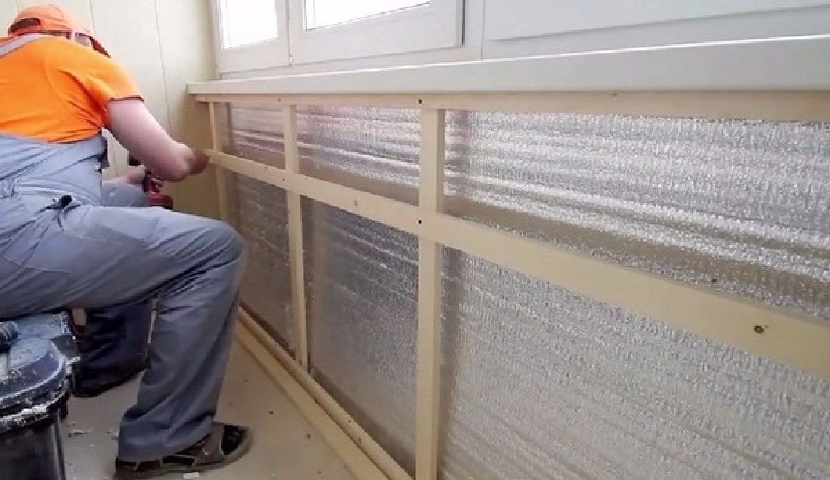 Работы по утеплению потолка на балконе