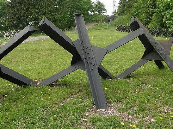 Польские власти приступили к установке противотанковых ежей на границе с Россией