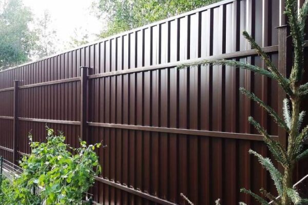 Из чего построить забор на даче