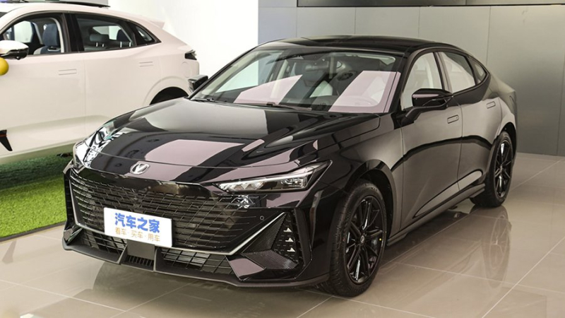 В России официально представили спорт-седан Changan UNI-V