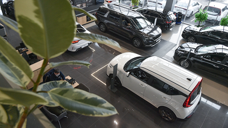 Автомобильный рынок РФ после спада начал восстанавливаться в конце 2022 года