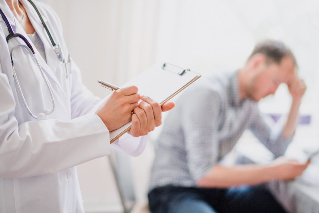 В каких случаях необходима помощь нарколога? Как вызвать его на дом?