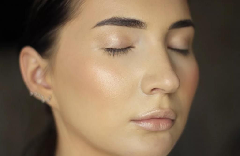 Идеальный хайлайтер для повседневного и вечернего макияжа: какой он?