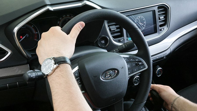 АвтоВАЗ проведет проверку трех дилеров из-за завышенных цен на Lada Vesta