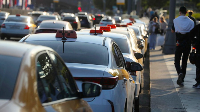 Большинство новых требований закона о такси отложат до 2024–2025 годов