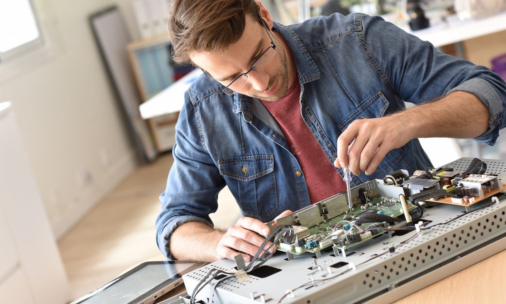 Частые поломки телевизоров: причины и когда вызвать мастера на дом