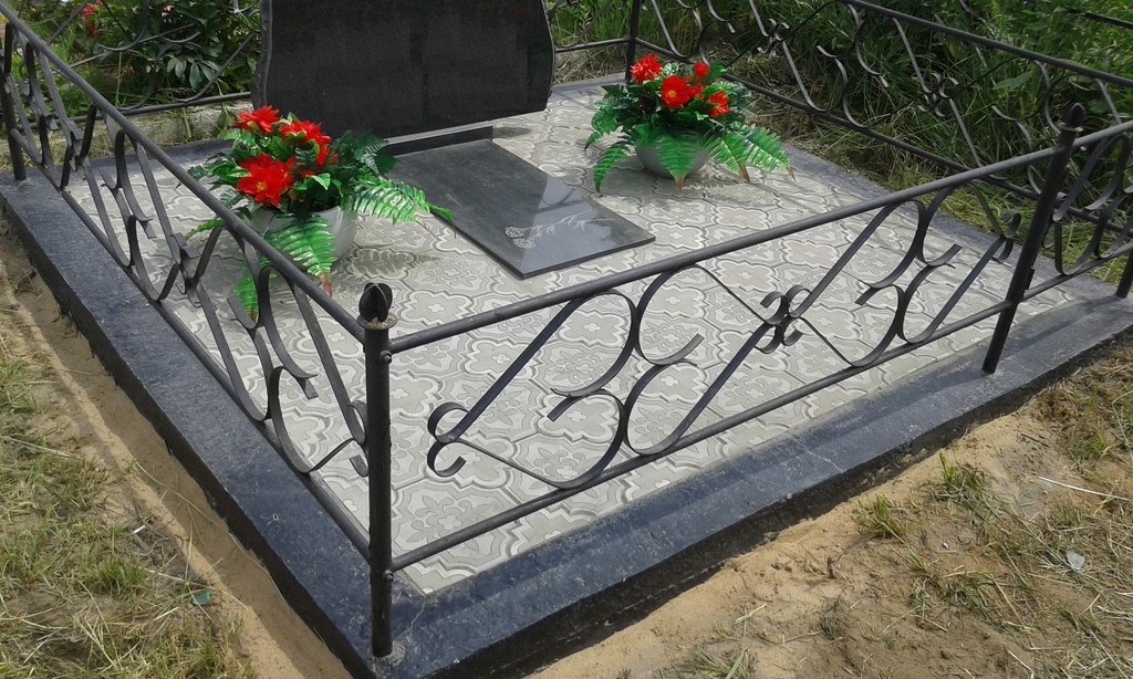 Как установить бордюры на могиле?