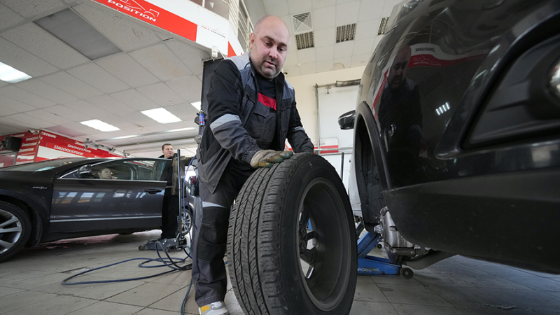 Автоэксперт назвал сроки замены летней резины на зимнюю