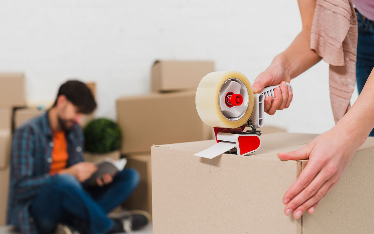 Как правильно упаковать вещи для переезда: выбираем скотч для упаковки