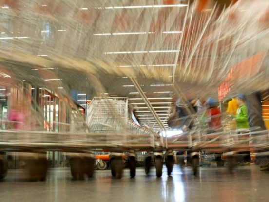 Жители Тель-Авива скупают продукты на фоне обострения конфликта