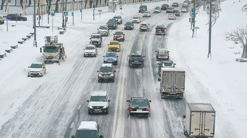 Автоэксперт рассказал о правилах безопасной езды в непогоду