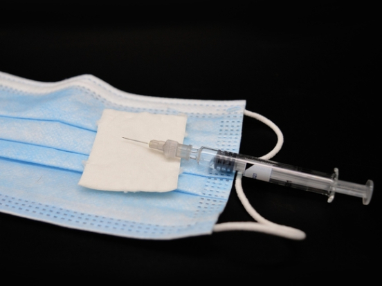 «Снова маски и прививки»: ВОЗ пугает новой вспышкой коронавируса и призывает вернуть ковидные ограничения