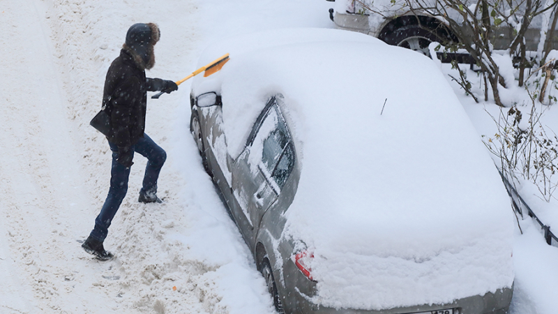 Специалист составил список обязательных вещей в автомобиле во время путешествия