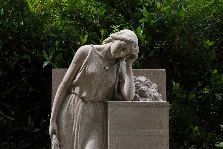 Что стоит учесть при выборе памятника из мрамора на могилу?