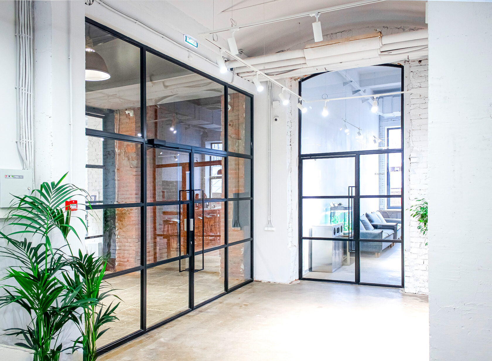 Эстетика и функциональность: перегородки из металла и стекла в стиле лофт