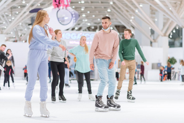 Ледовые удовольствия: Массовое катание в крытом ледовом дворце