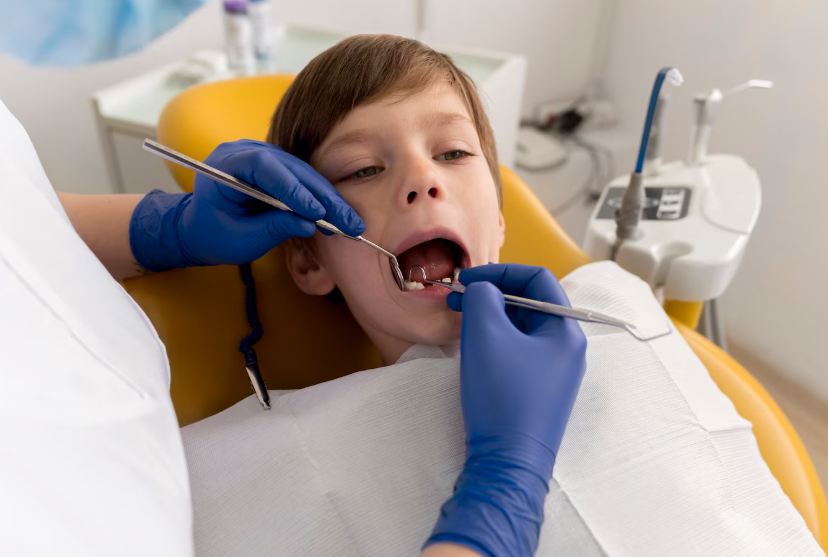 Когда обращаться к детскому стоматологу и особенности лечения