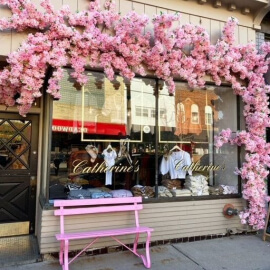 Оформление входных групп цветами: красиво и стильно